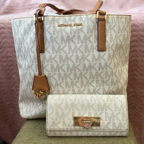 Michael Kors Handbags - 🎉HP🎉 Michael Kors SET White and Brown Logo Tote Bag and Wallet Set